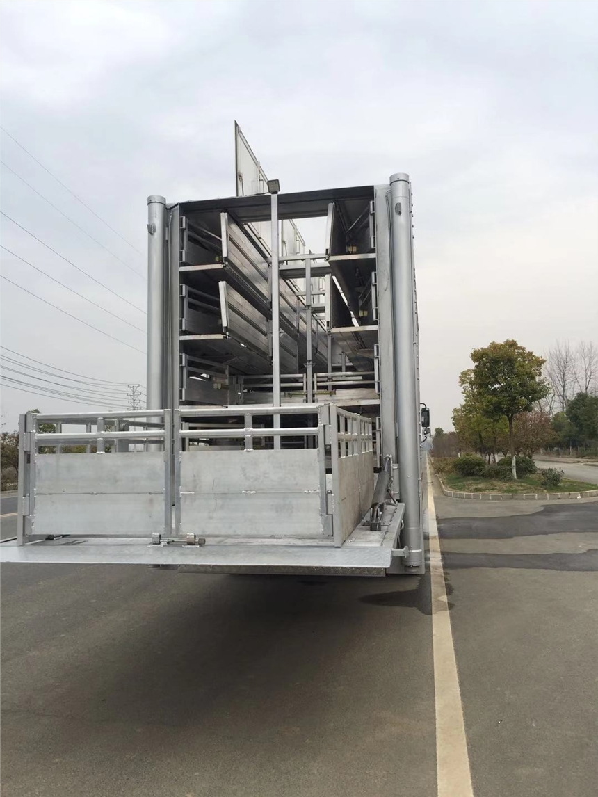 前四后八畜禽運輸車 現(xiàn)代畜牧業(yè)的高效物流解決方案